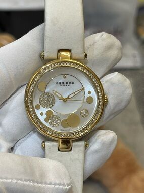 AKRIBOS XXIV DIAMOND SILVER SUNRAY Dial Mother Pearl Watch AK434WT-A 39mm Women